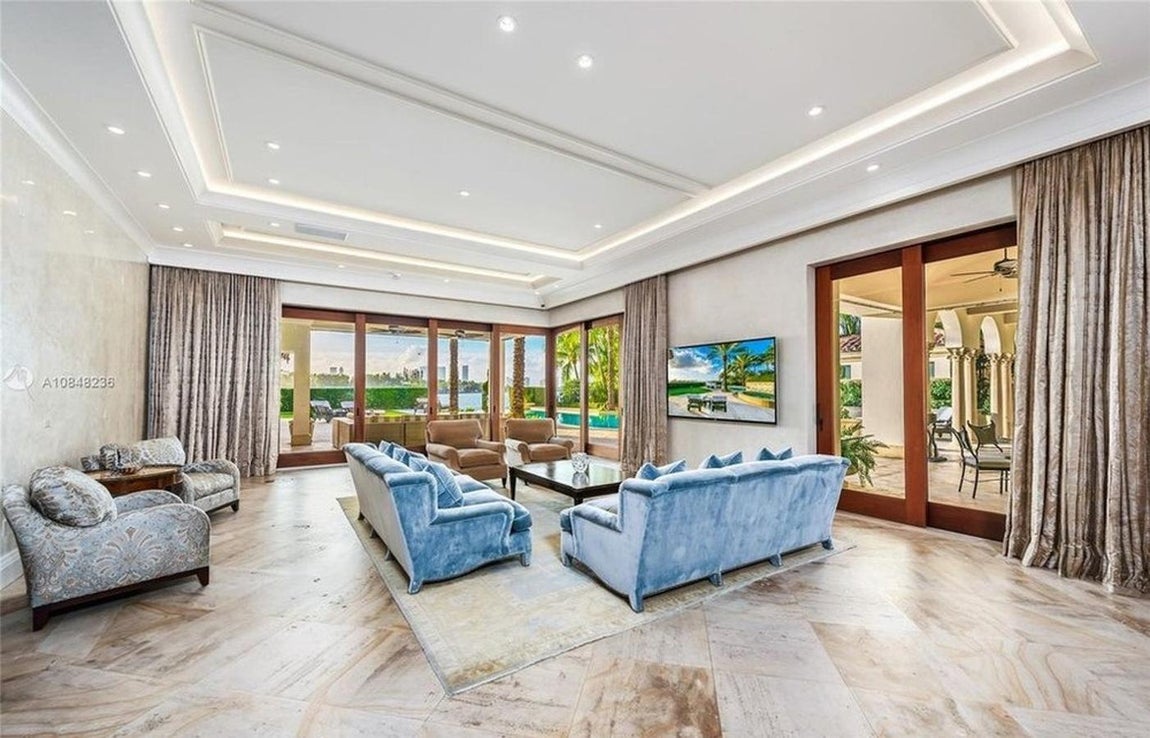 10 dormitorios y 12 baños. Con 10 dormitorios y 12 baños, sus 3.700 metros cuadrados dan para mucho. Además de diversos salones y salas de estar, posee también una bodega, Spa, biblioteca, gimnasio, sala de baile…