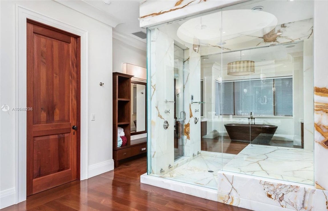 Baños de lujo. En la suite principal el baño no tiene nada que envidiar a los de los hoteles de lujo, pues cuenta con una gran ducha acristalada de dos alturas y jacuzzi.