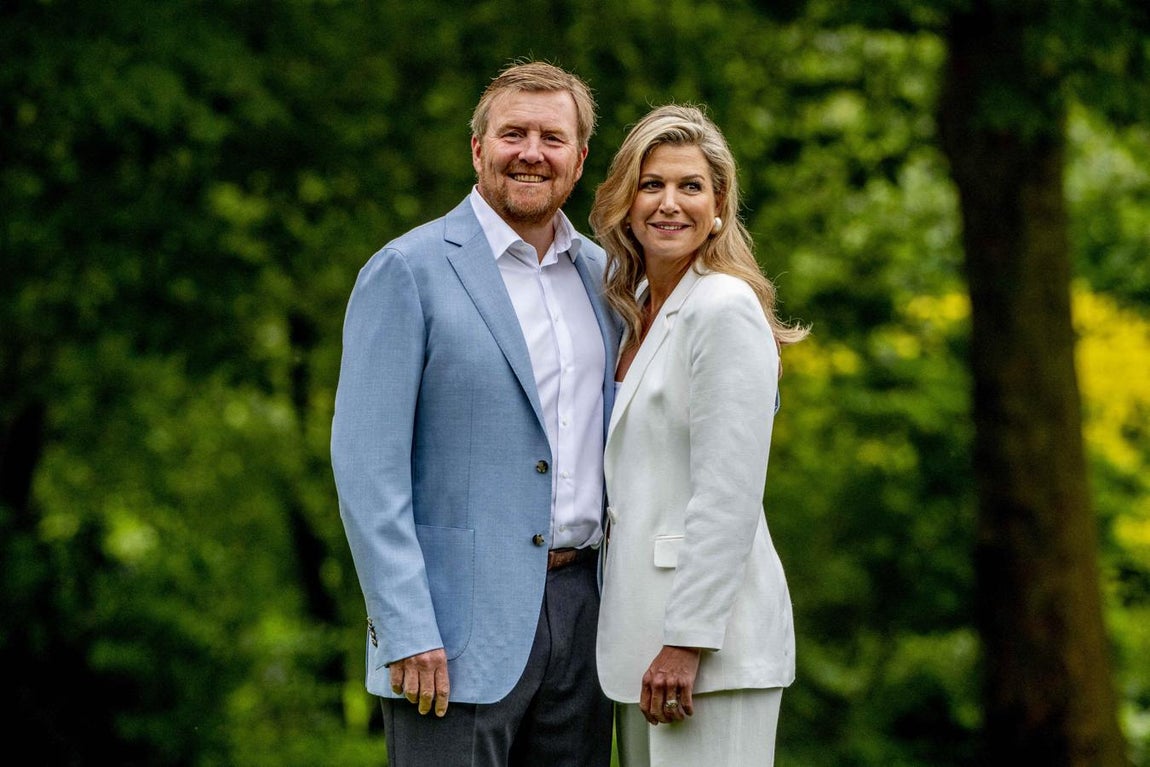 Un año diferente. El 2020 está siendo un año bastante complicado, pero eso no ha impedido a royals y celebrities disfrutar de sus vacaciones con las respectivas medidas de protección. Sin embargo, este verano ha sido un tanto diferente con respecto a los anteriores ya que, aunque los resorts que aseguran mantener las distancias de seguridad han tenido su público, el sector que realmente ha experimentado un auge ha sido el de la navegación tanto por la independencia como por las comodidades que ofrece. Tal vez ese haya sido uno de los motivos por el que Máxima de Holanda y el rey Guillermo hayan decidido darse un capricho para disfrutar en alta mar.