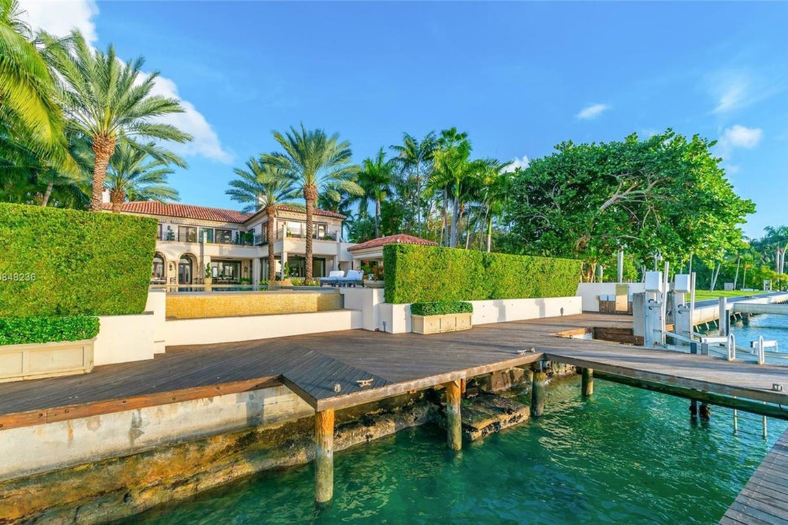 Embarcadero propio. Entre otros lujos, cuenta con embarcadero privado además de unas vistas espectaculares al mar. Pero eso no es todo, incluye también una casa de invitados de dos dormitorios de tipo suite y dos baños para que gozen de una mayor independencia.