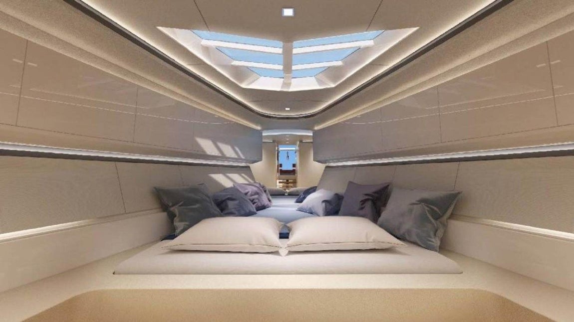 Lujo e innovación. Sus dimensiones de 16 metros de eslora y 4,5 de ancho poseen el punto justo para que se pueda pasar cómodamente en su interior unos días sin necesidad de pisar tierra. En la popa cuenta también con la lancha Williams Turbo Jet para que puedan desplazarse a tierra cómodamente.