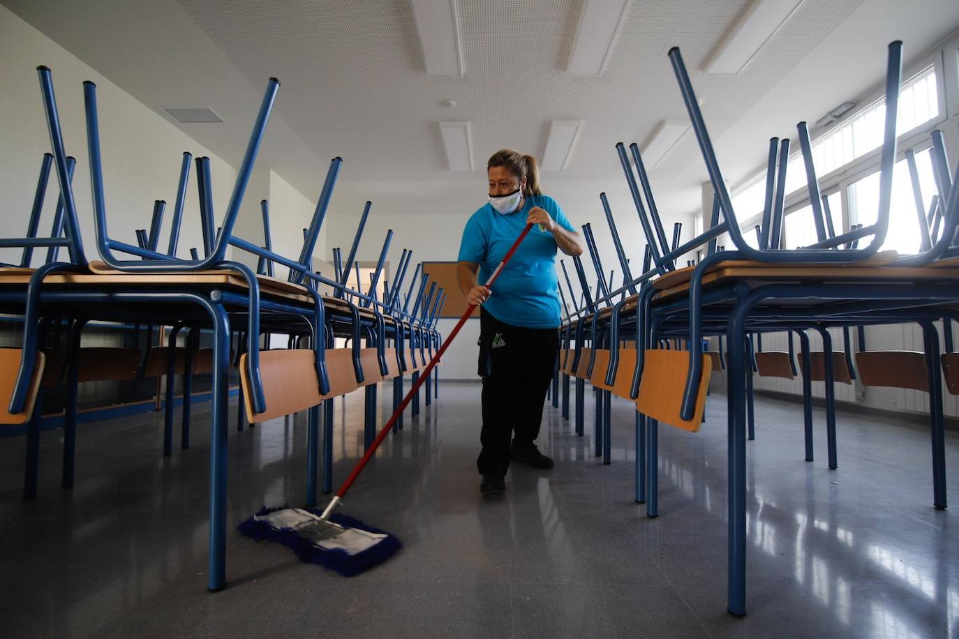 La limpieza del CEIP Turruñuelos de Córdoba, en imágenes