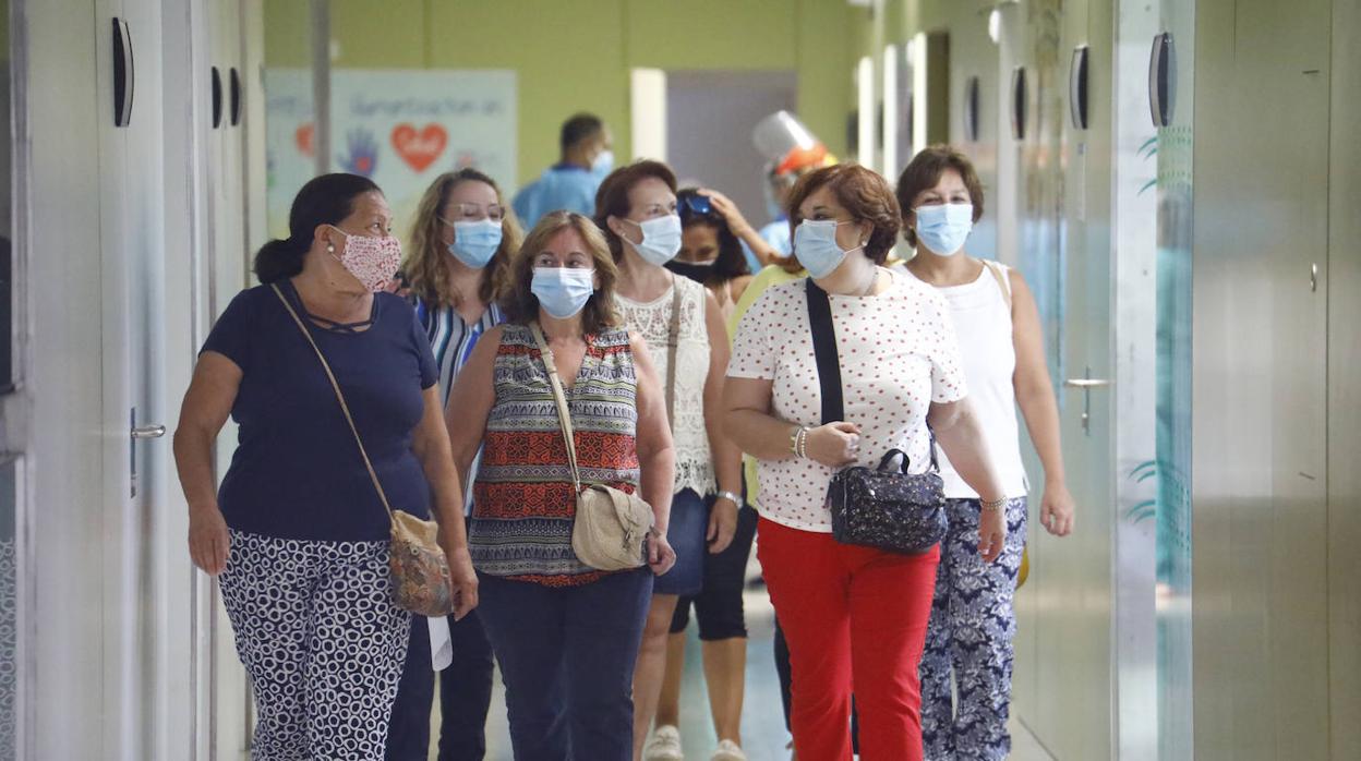 Las pruebas de Covid a los trabajadores de la enseñanza de Córdoba, en imágenes