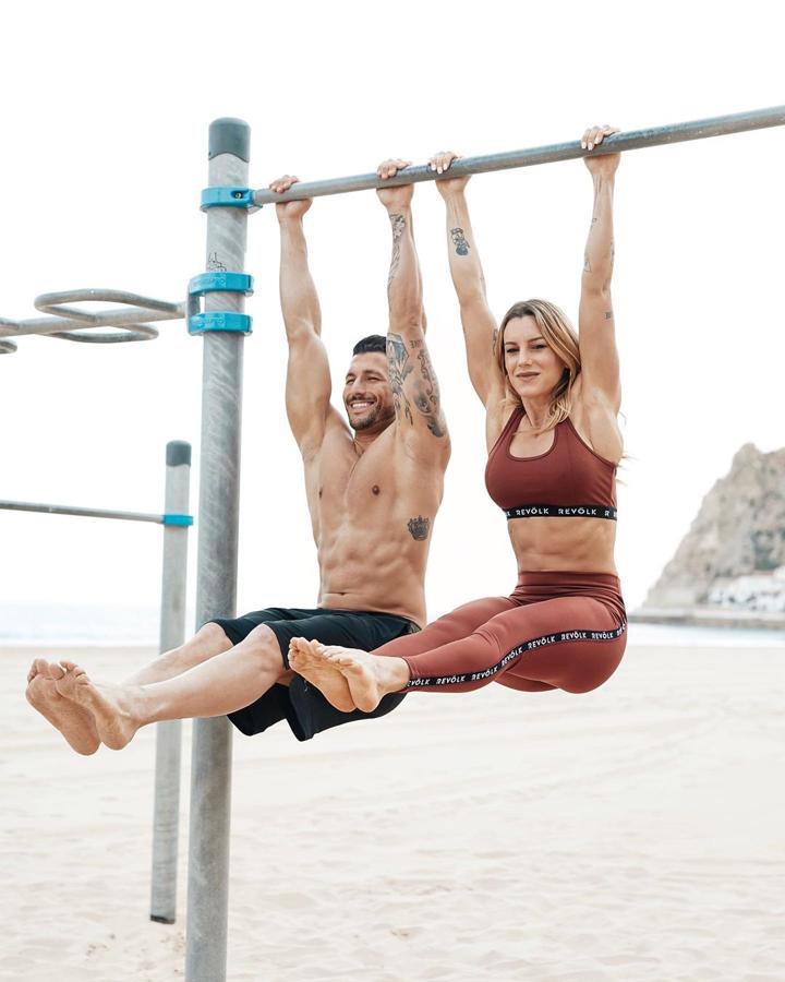 Verónica Costa (@vikikacosta). De un tiempo a esta parte, el Instagram de Verónica Costa se ha convertido en un imperio. No es que los cuerpos esculpidos de muchos famosos hayan pasado por sus entrenamientos, es que tiene más de 811.000 seguidores que siguen sus entrenamientos para conseguir fortalcer sus músculos y perder peso. En Entrena virtual se pueden seguir muchos de sus ejercicios.