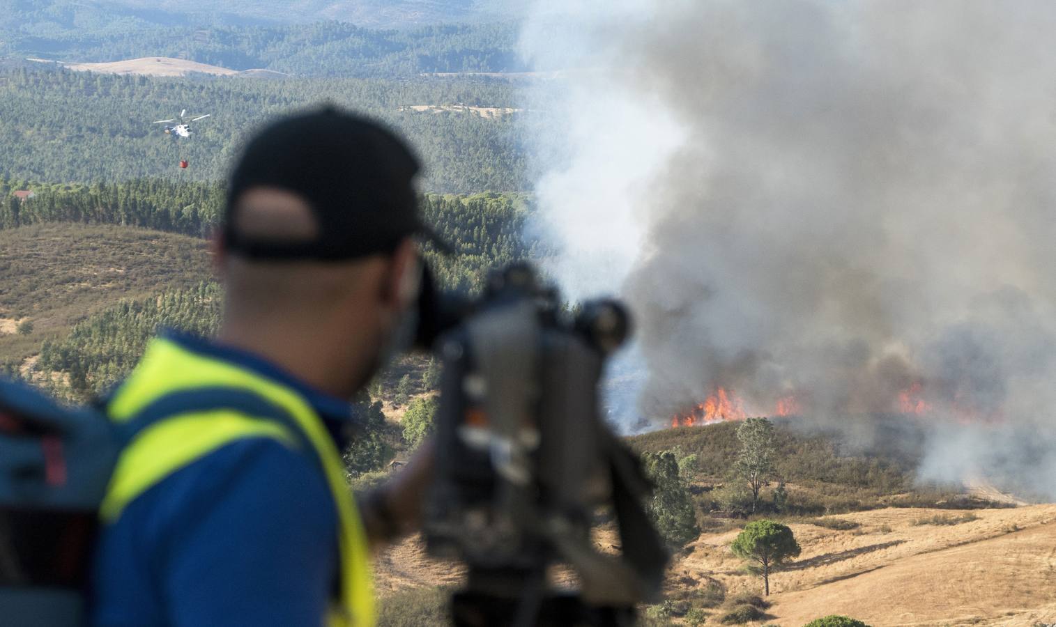 El incendio de Huelva continúa avanzando sin control, en imágenes