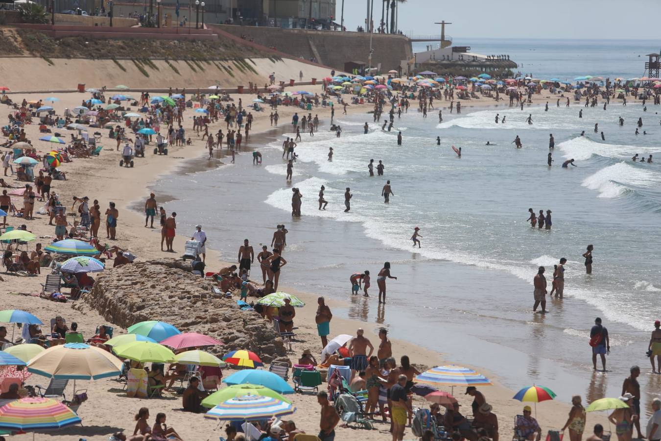 Lleno en las playas gaditanas en el último domingo de agosto