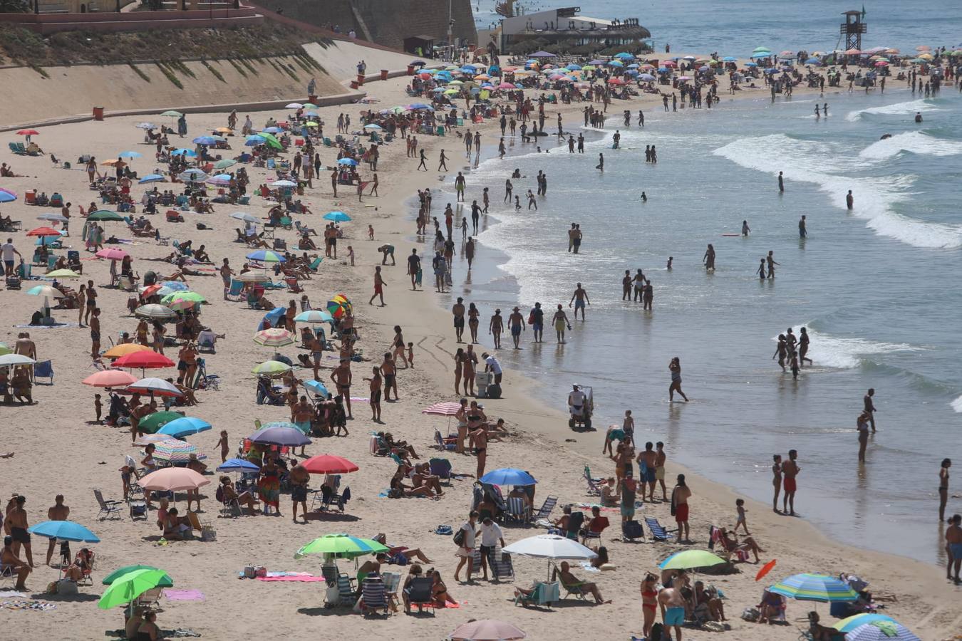 Lleno en las playas gaditanas en el último domingo de agosto