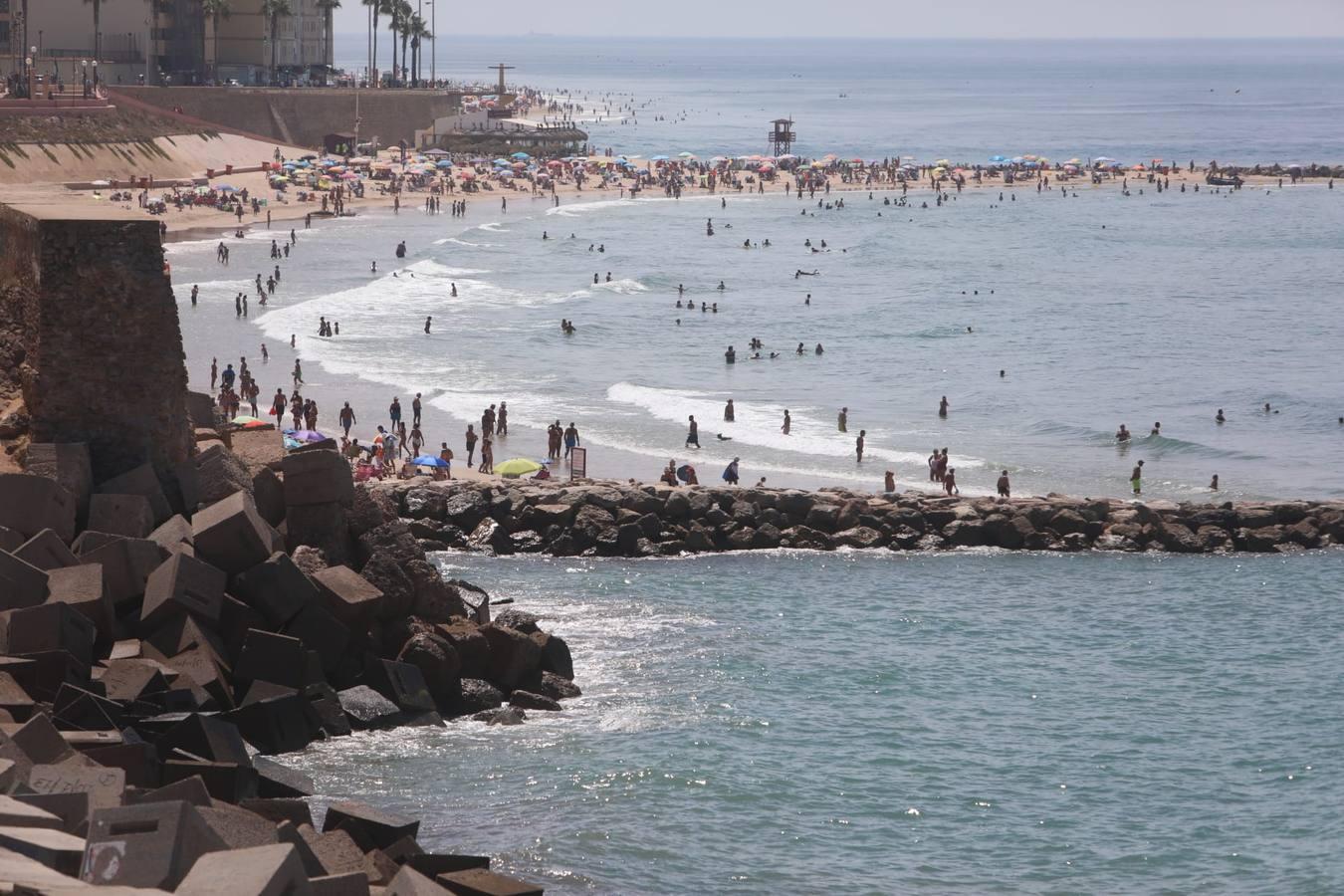 Lleno en las playas gaditanas en el último domingo de agosto