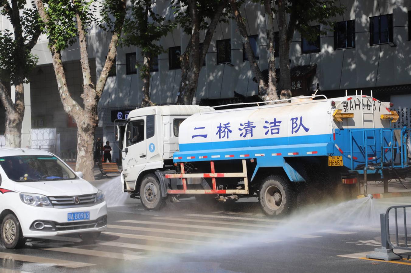 Los camiones del servicio municipal de limpieza riegan constantemente las calles de Wuhan con desinfectante para impedir rebrotes del coronavirus. 