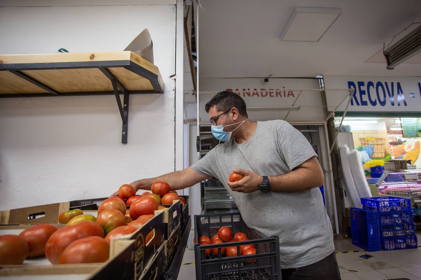 La actividad vuelve al Mercado de Las Palmeritas de Sevilla tras 21 días de cierre