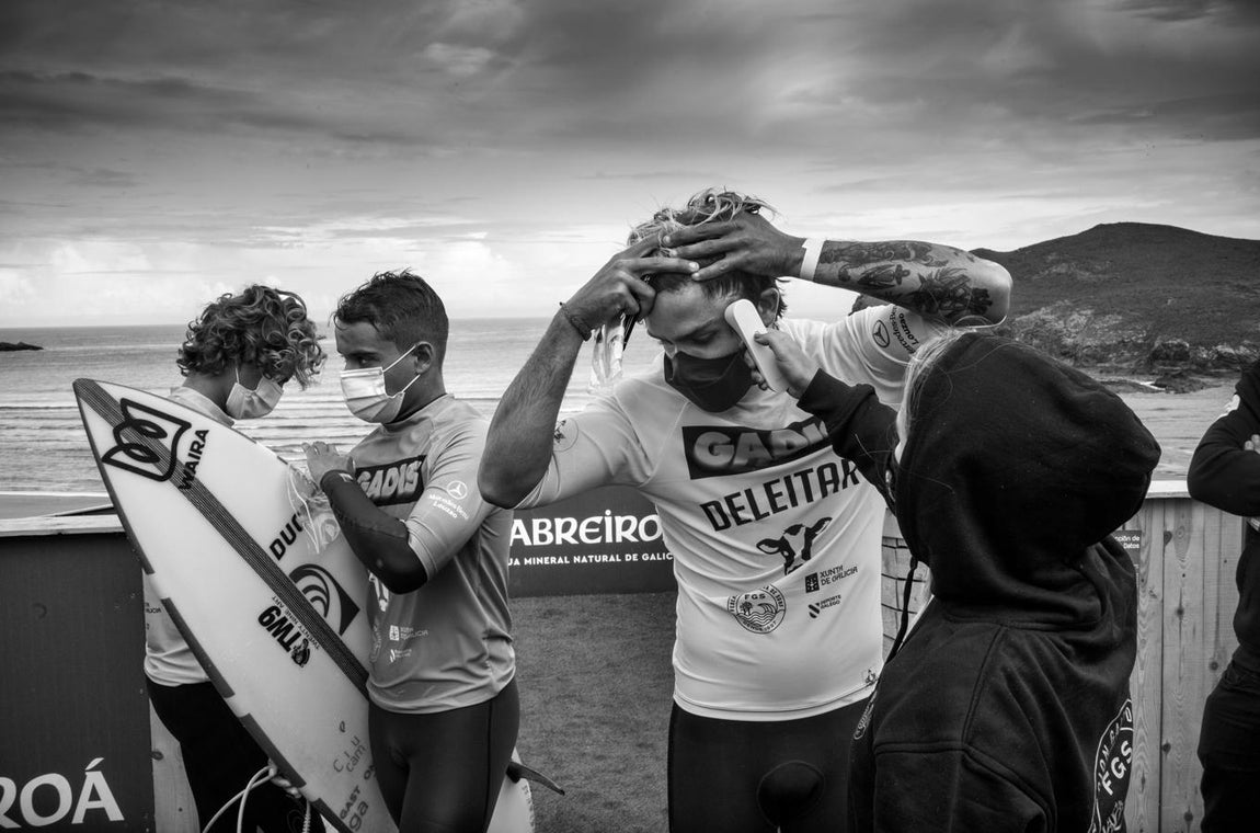 Patin, Galicia - Agosto 2020: Un grupo de surfistas de élite se les toma la temperatura durante la prueba del circuito profesional de Surf del Patín Clasic . Los organizadores del Patín Clasic tomaron todas las medidas de seguridad posibles para convertir el campeonato en un espacio seguro de Covid - 19.. 