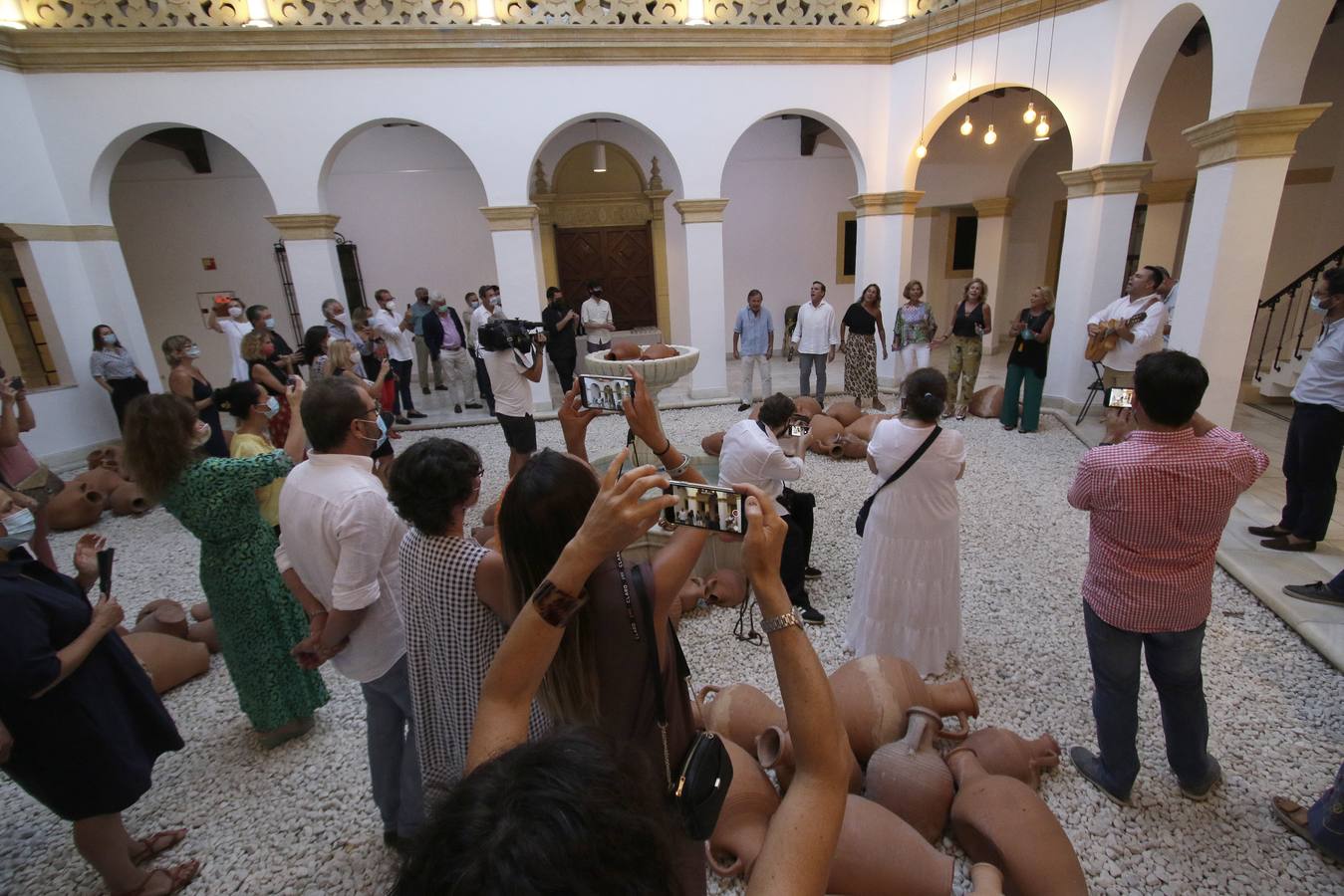 En imágenes, la inauguración de la exposición «Corazón. Amigos de Siempre Así para Trianidad»