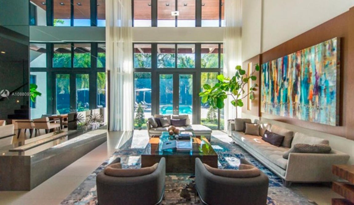 Un patio interior con encanto. Aunque está edificada en una parcela de gran tamaño, el jardín interior es el verdadero protagonista. De hecho, la orientación de las estancias principales se centran en él.