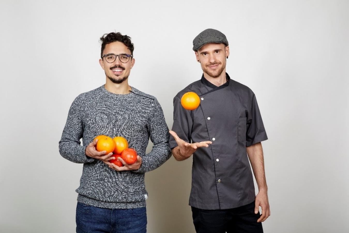 Carlos Ríos (@carlosriosq). El nutricionista es un fenómeno de las redes sociales gracias a su filosofía de «Realfooding», un movimiento que nació para quedarse y para evolucionar. Además de haber lanzado su propia aplicación móvil para identificar con facilidad qué alimentos están ultraprocesados, <a href="https://www.abc.es/bienestar/alimentacion/abci-carlos-rios-solo-10-por-ciento-comemos-pueden-ultraprocesados-201910080150_noticia.html" target="_blank">Carlos Ríos, que aparece en la imagen con David Guibert (con quien acaba de publicar el libro «Cocina comida real» </a> desmonta mitos en sus redes sociales, compara calorías de diferentes alimentos y, sin pelos en la lengua, señala las marcas que te inducen a malas prácticas en la industria alimentaria.