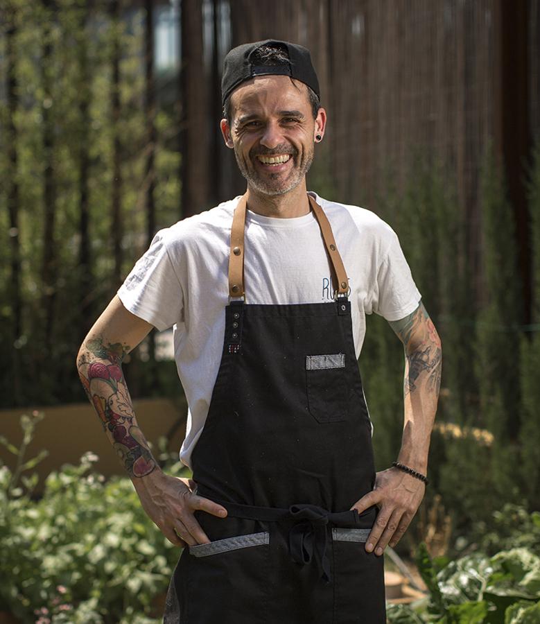 Juan Llorca (@juanllorca). El chef, con más 24 años de experiencia, ha publicado dos libros: «Sin dientes» y «A bocados y en boca de todos» ,además de ser responsable de Valencia Montessori School. «Hace 11 años decidí dar un cambio radical a mi vida. Me interesé por la nutrición, por sanar mi cuerpo y mi salud a través de la alimentación, ver qué podía llegar a conseguir y si eso tenía resultados. Cambié mi forma de cocinar y de entender la cocina y abrí mi propio restaurante», explica el experto.