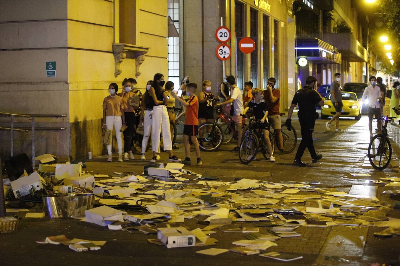 El lanzamiento de archivos, carpetas y papeles en Gran Capitán en Córdoba, en imágenes