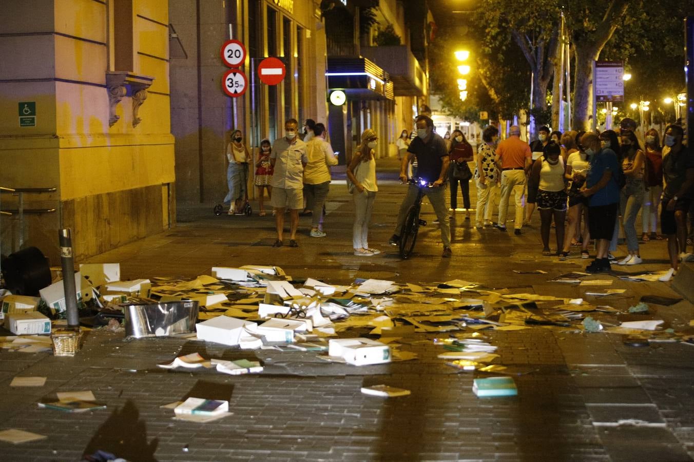 El lanzamiento de archivos, carpetas y papeles en Gran Capitán en Córdoba, en imágenes