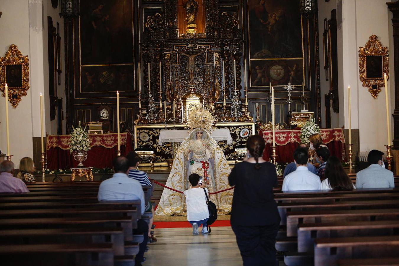 La Virgen de la Paz y Esperanza expuesta en veneración, en imágenes