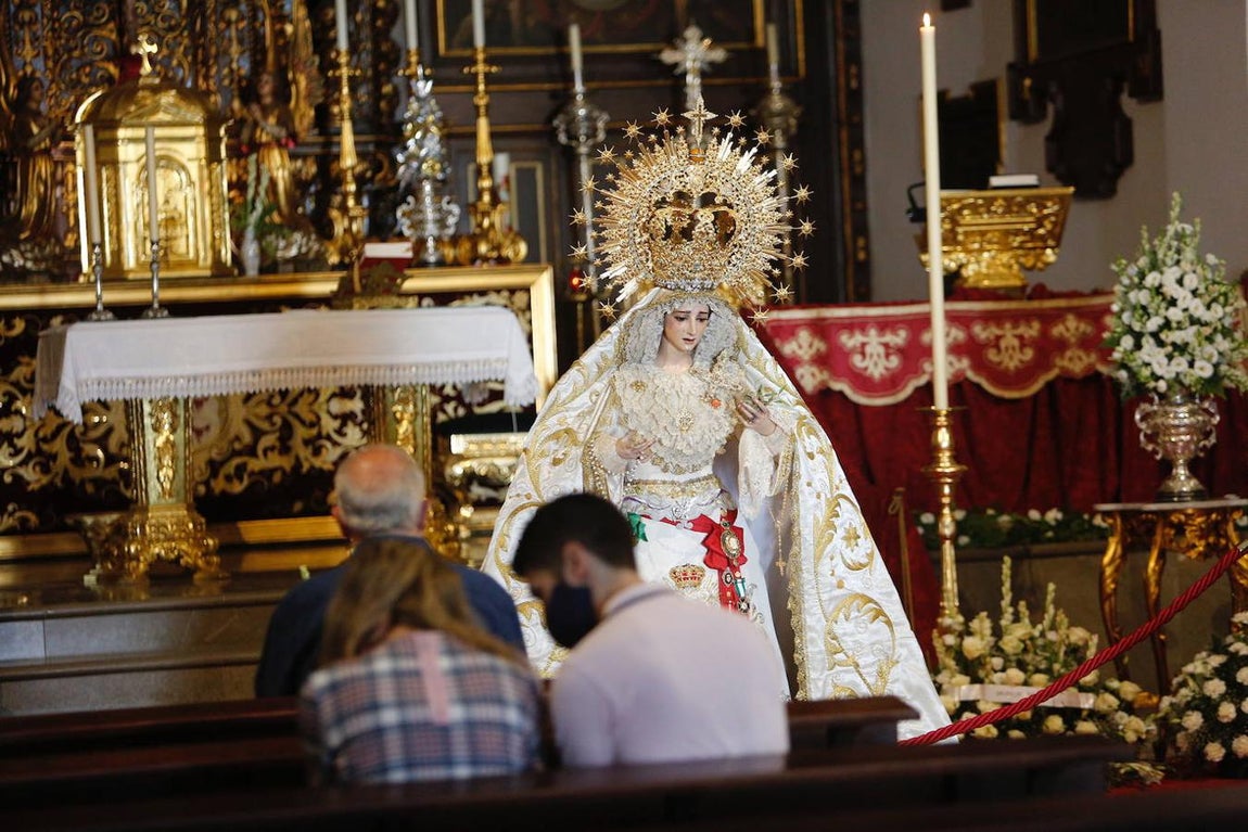 La Virgen de la Paz y Esperanza expuesta en veneración, en imágenes