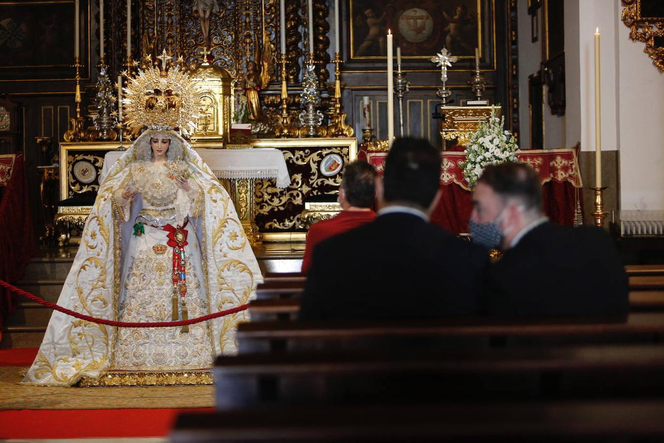 La Virgen de la Paz y Esperanza expuesta en veneración, en imágenes