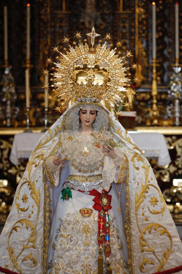 La Virgen de la Paz y Esperanza expuesta en veneración, en imágenes