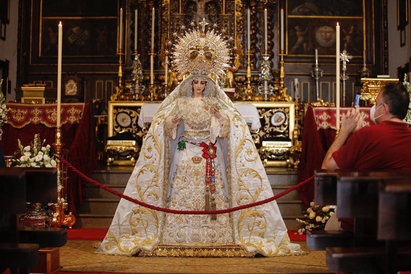 La Virgen de la Paz y Esperanza expuesta en veneración, en imágenes