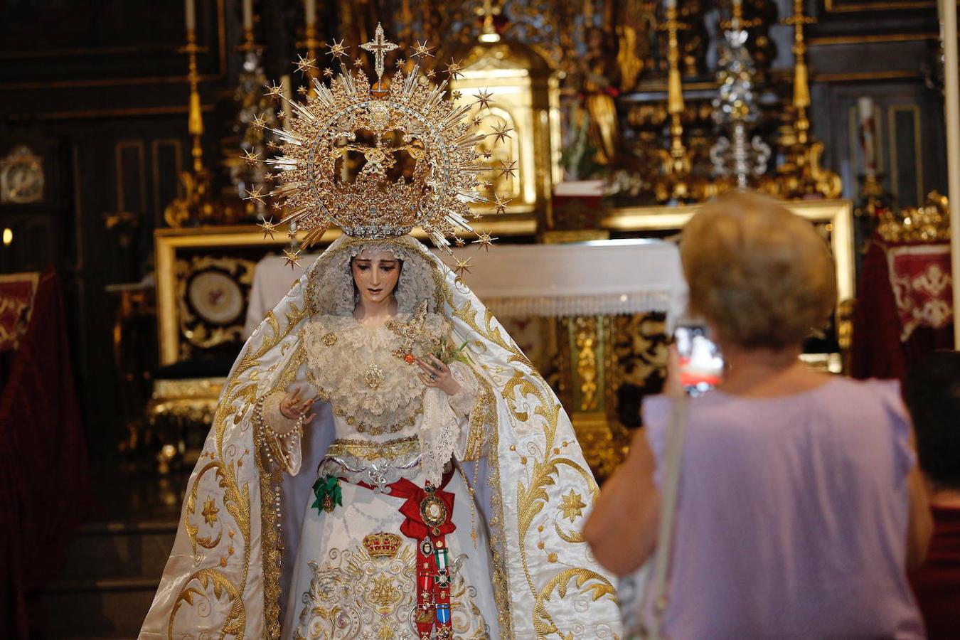 La Virgen de la Paz y Esperanza expuesta en veneración, en imágenes