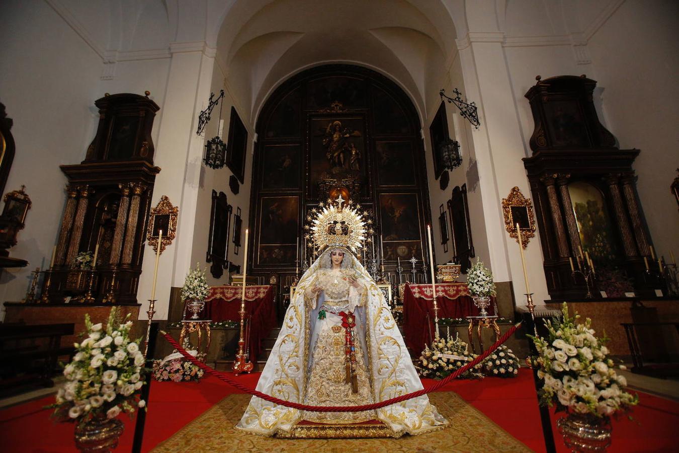 La Virgen de la Paz y Esperanza expuesta en veneración, en imágenes