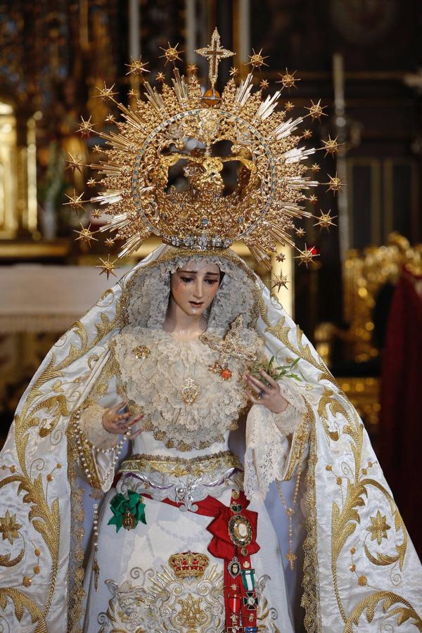 La Virgen de la Paz y Esperanza expuesta en veneración, en imágenes