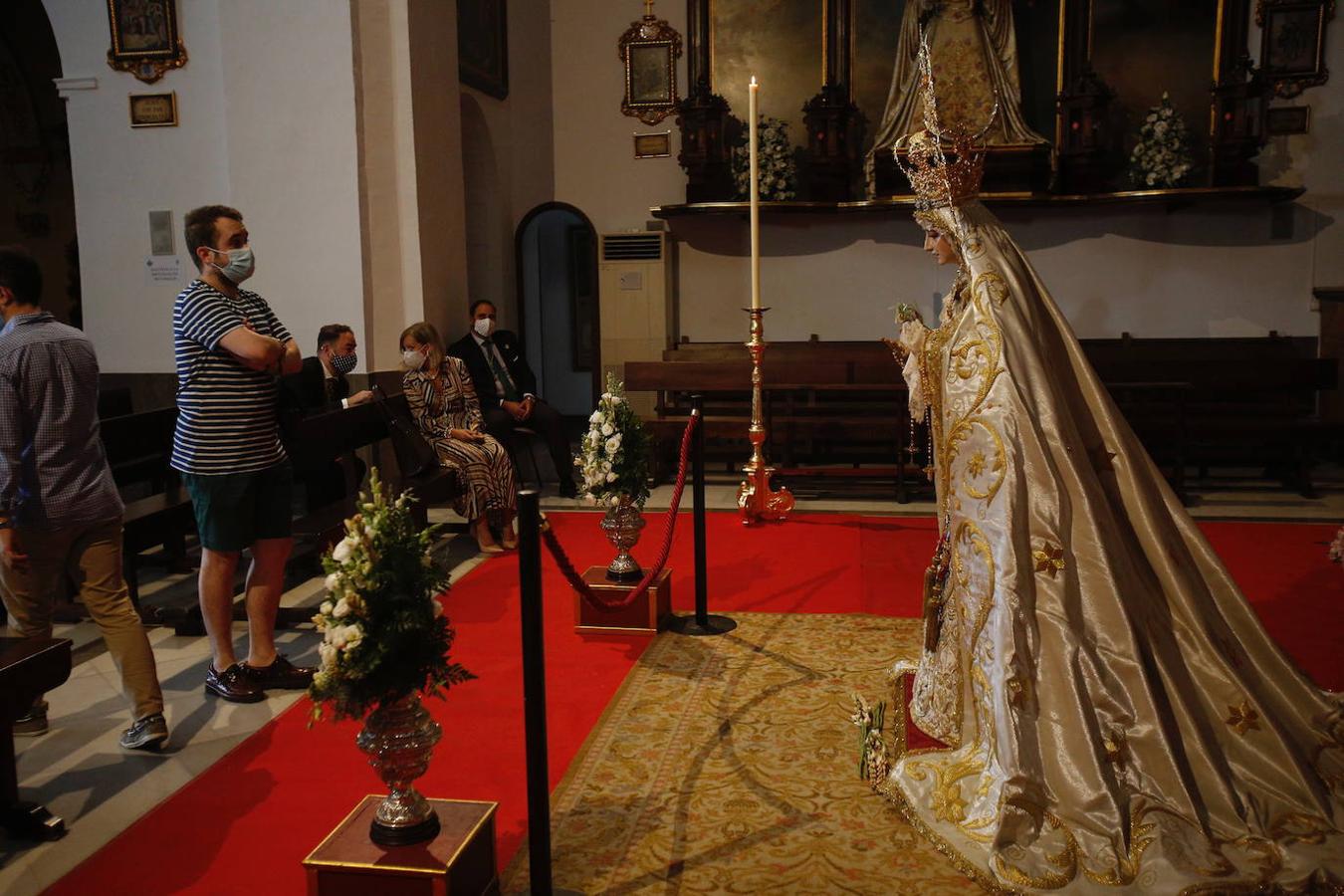 La Virgen de la Paz y Esperanza expuesta en veneración, en imágenes