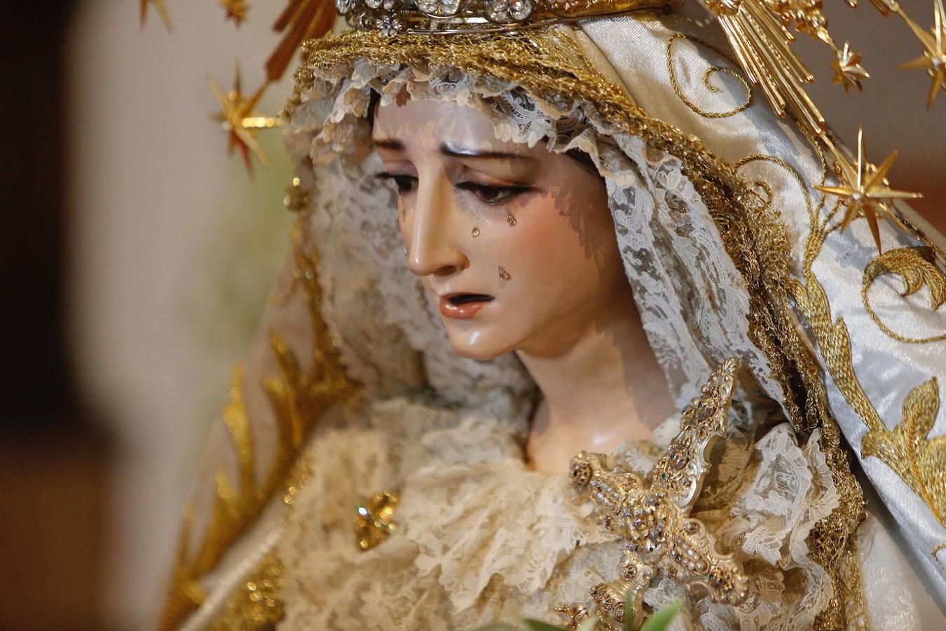 La Virgen de la Paz y Esperanza expuesta en veneración, en imágenes