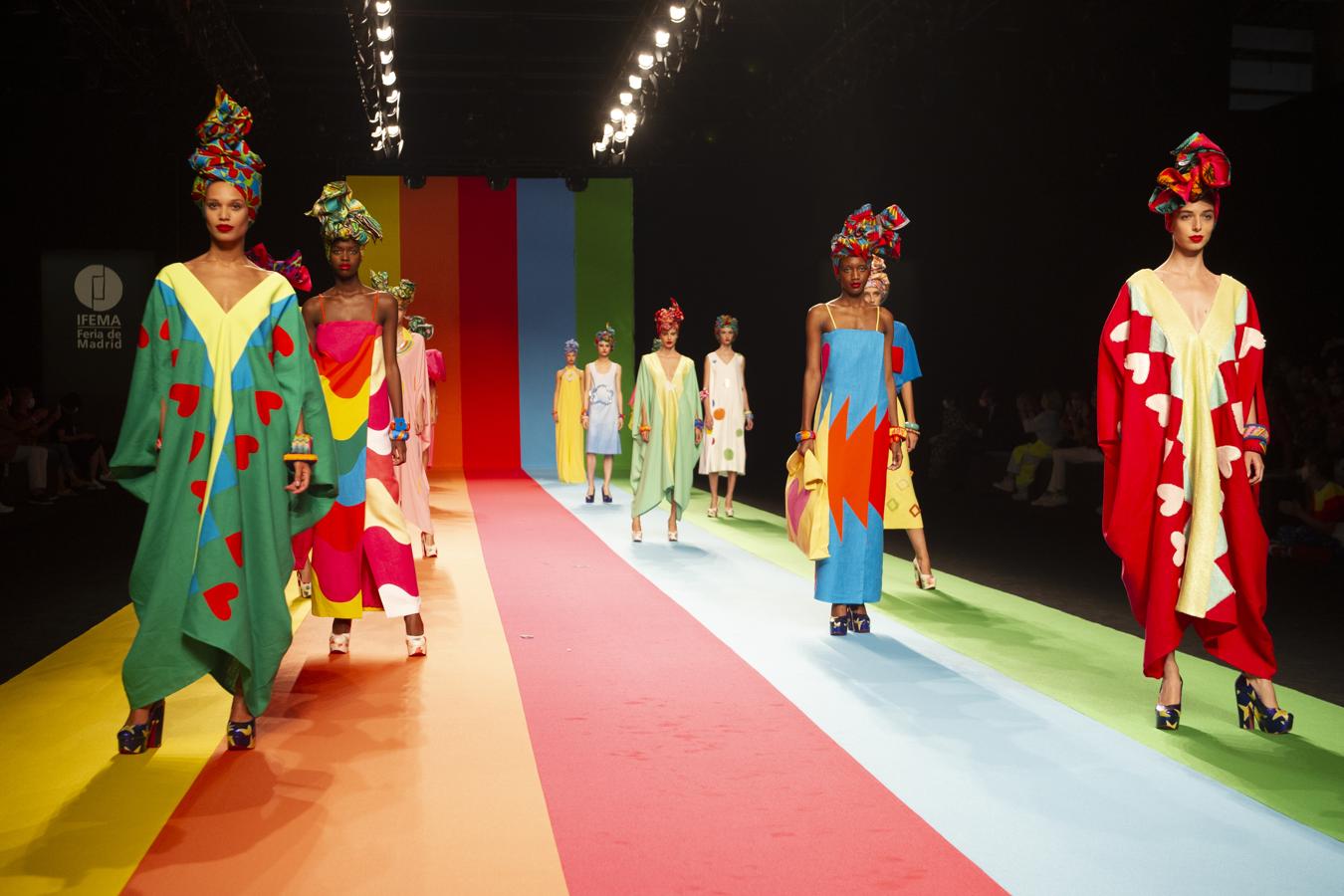 Color y fantasía en el desfile de Ágatha Ruiz de la Prada