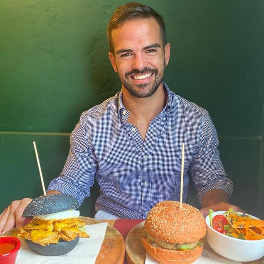 Àlex Yañez (@alex_yanez_delacal). El nutricionista Álex Yañez es también licenciado en CAFYD, por lo que su cuenta de Instagram, donde ya hay más 100.000 seguidores, está repleta de imágenes con consejos sobre productos que encontramos en los supermercados. Si le sigues aprenderás a comer mejor y a no meter en el carrito de la compra algunos productos que aparentemente son saludables, pero en realidad no lo son.