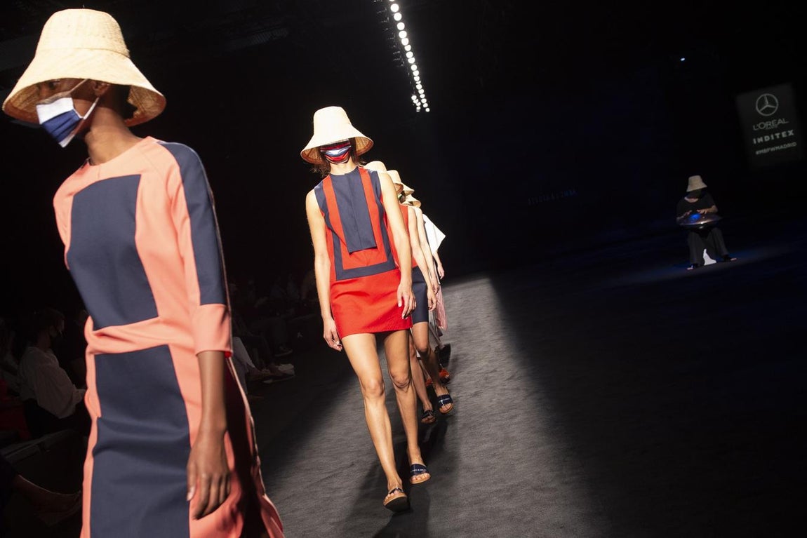 Minimalismo y color en el desfile de Devota &amp;amp; Lomba