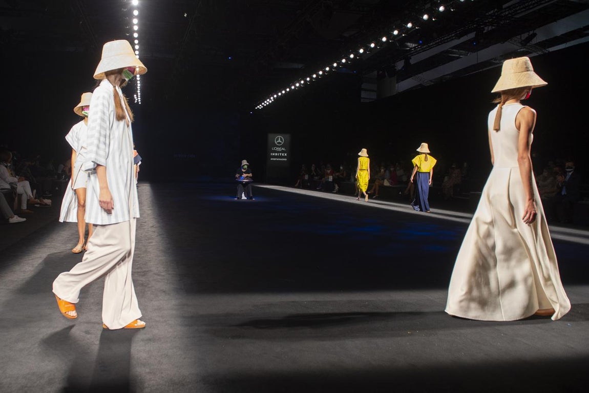 Minimalismo y color en el desfile de Devota &amp;amp; Lomba