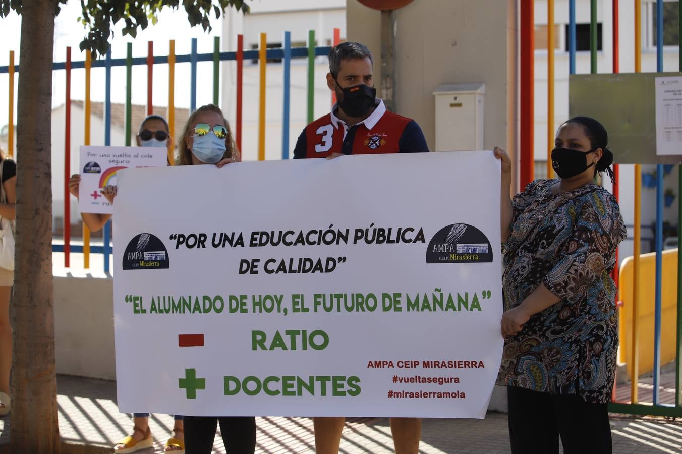 Protesta de padres en algunos colegios de Córdoba en la vuelta al colegio, en imágenes