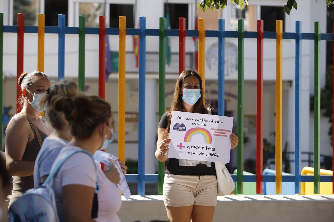 Protesta de padres en algunos colegios de Córdoba en la vuelta al colegio, en imágenes