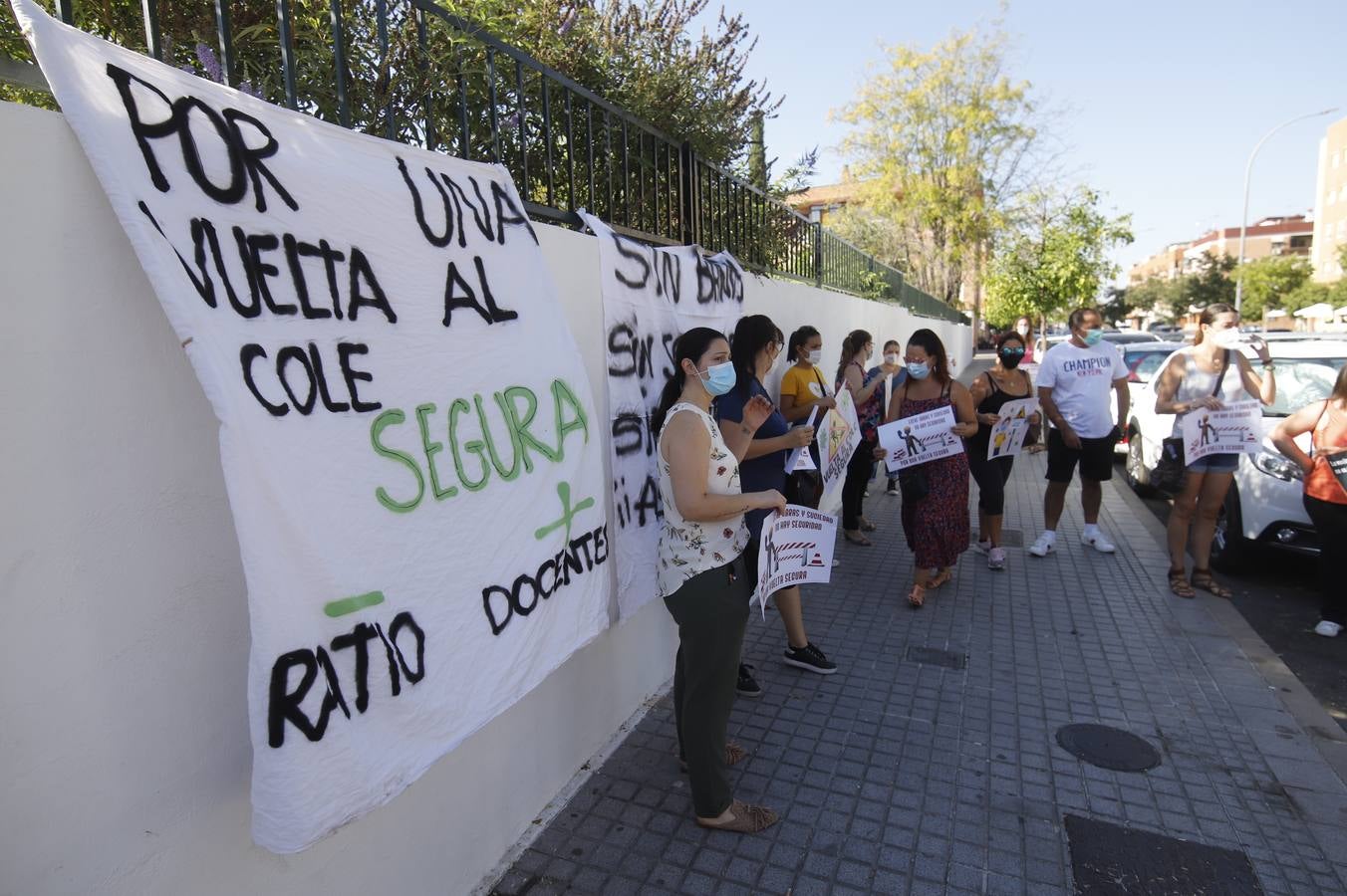 Protesta de padres en algunos colegios de Córdoba en la vuelta al colegio, en imágenes