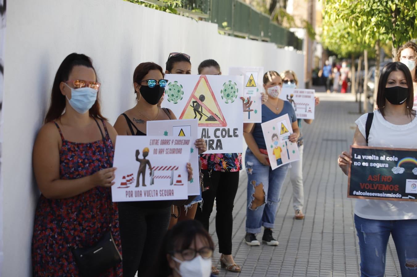 Protesta de padres en algunos colegios de Córdoba en la vuelta al colegio, en imágenes