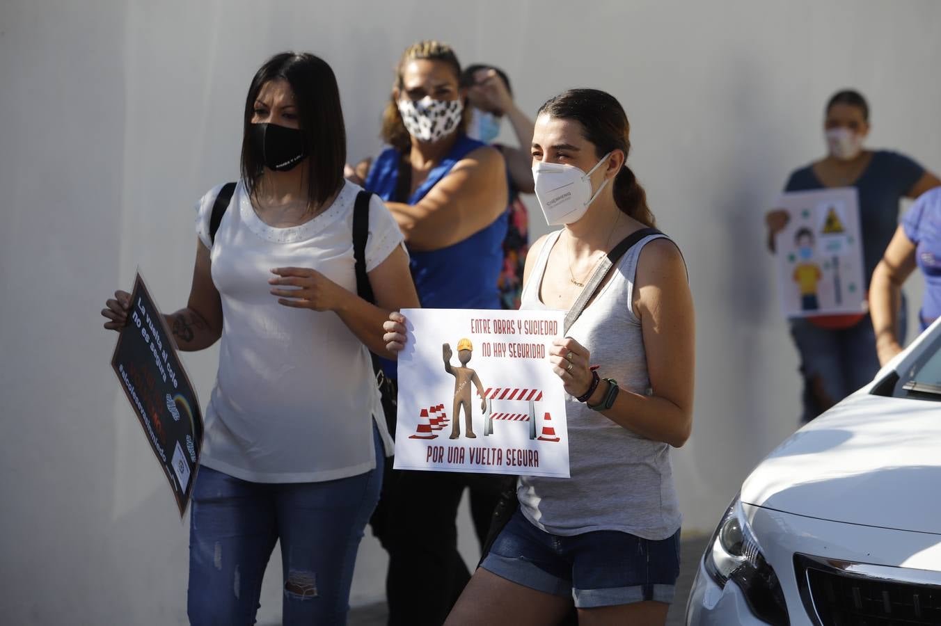 Protesta de padres en algunos colegios de Córdoba en la vuelta al colegio, en imágenes