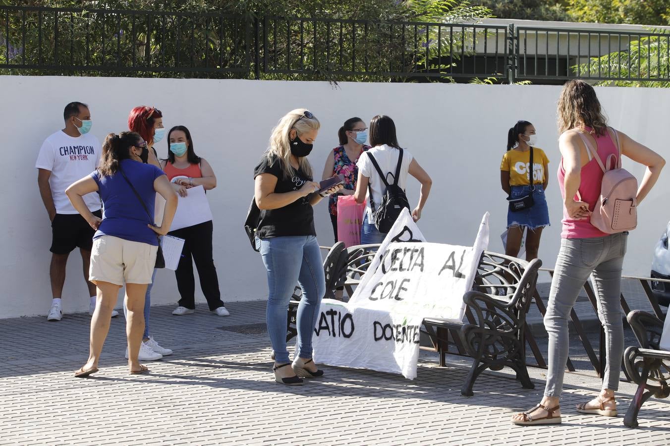 Protesta de padres en algunos colegios de Córdoba en la vuelta al colegio, en imágenes