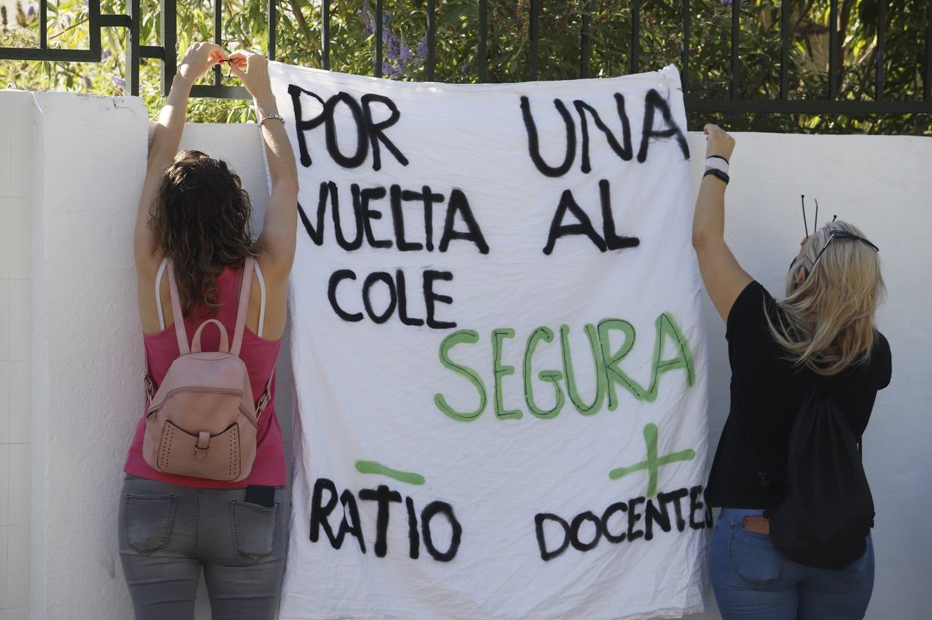 Protesta de padres en algunos colegios de Córdoba en la vuelta al colegio, en imágenes