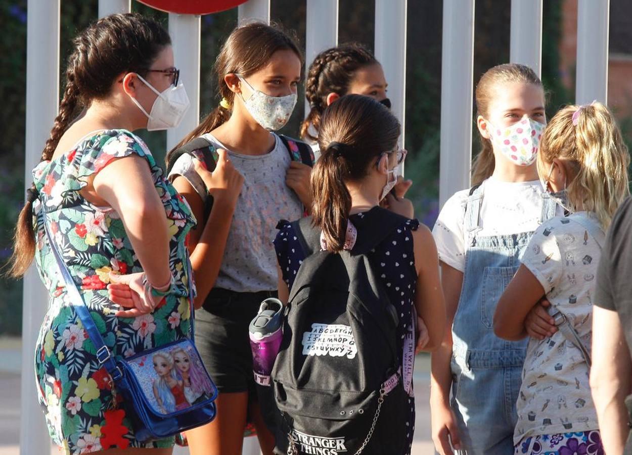 En imágenes, la normalidad y la ilusión se imponen en la vuelta a los colegios de Sevilla