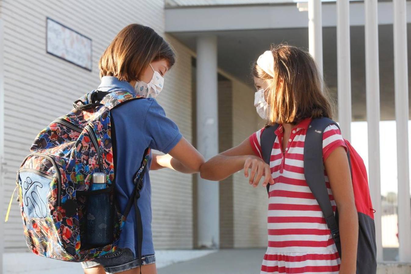 En imágenes, la normalidad y la ilusión se imponen en la vuelta a los colegios de Sevilla