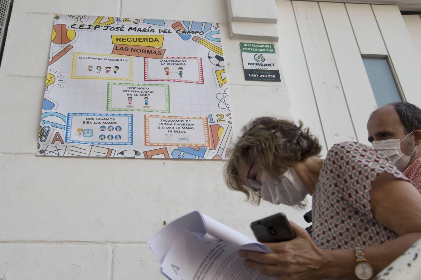 En imágenes, la normalidad y la ilusión se imponen en la vuelta a los colegios de Sevilla