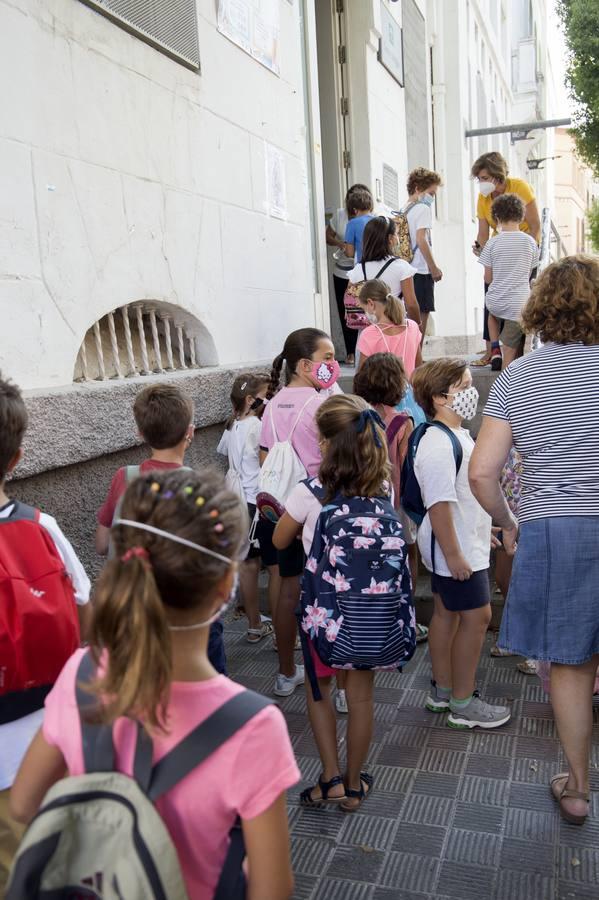 En imágenes, la normalidad y la ilusión se imponen en la vuelta a los colegios de Sevilla