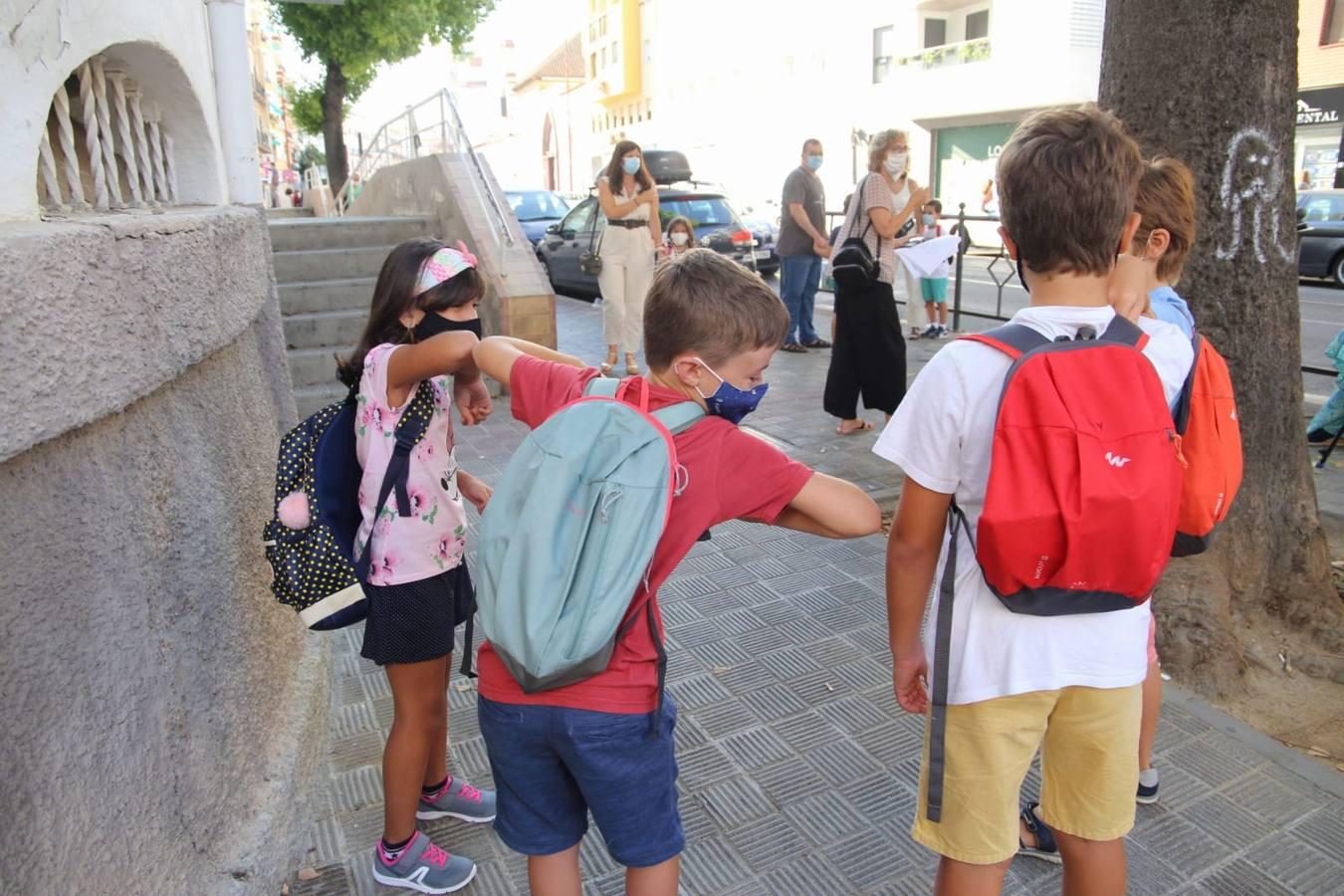 En imágenes, la normalidad y la ilusión se imponen en la vuelta a los colegios de Sevilla