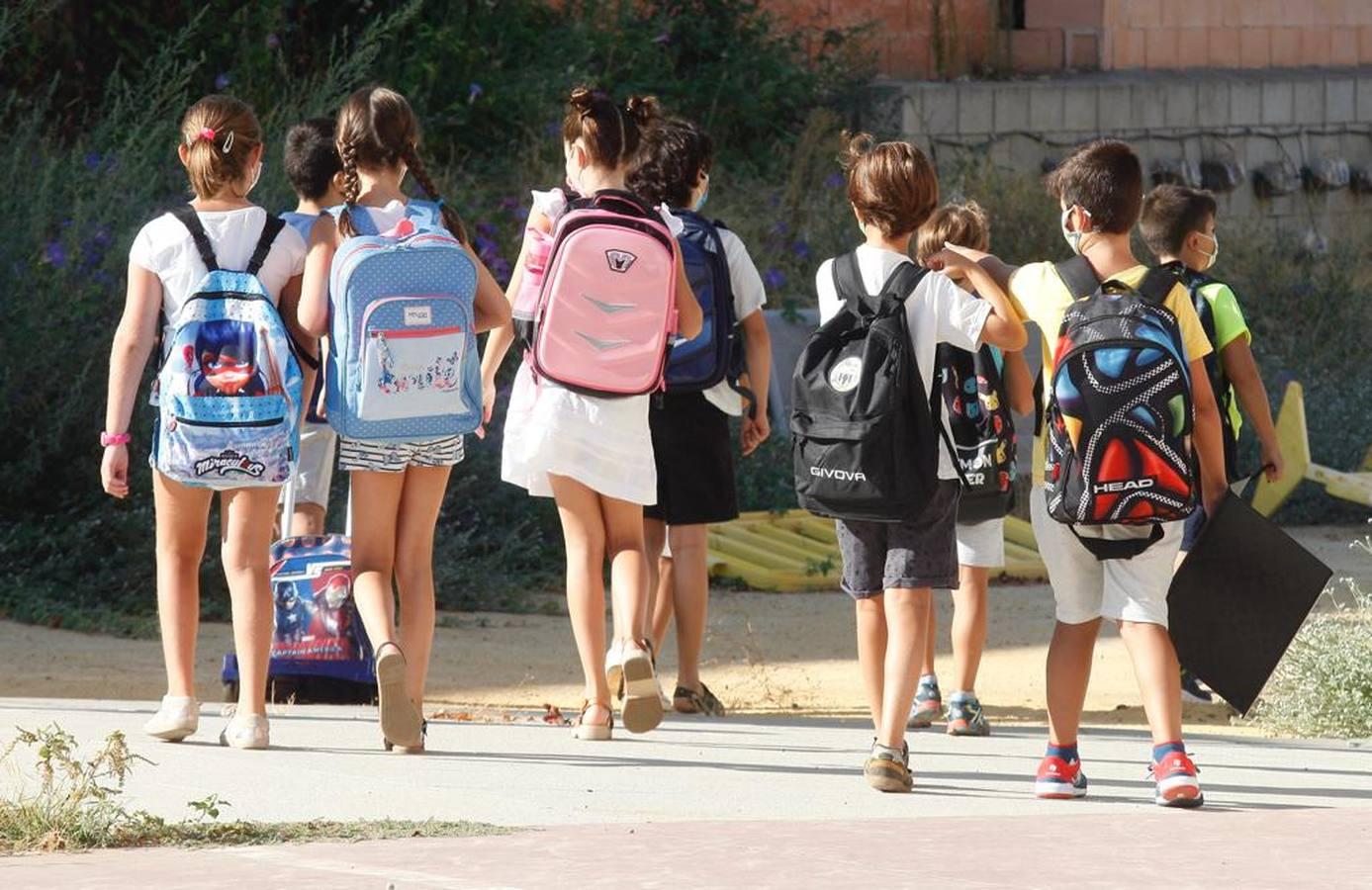 En imágenes, la normalidad y la ilusión se imponen en la vuelta a los colegios de Sevilla