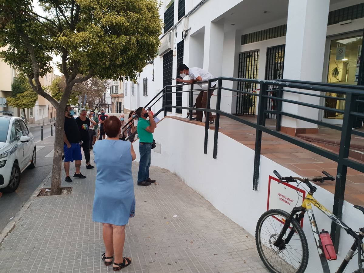 Largas colas en los Centros de Salud de Chiclana, en imágenes