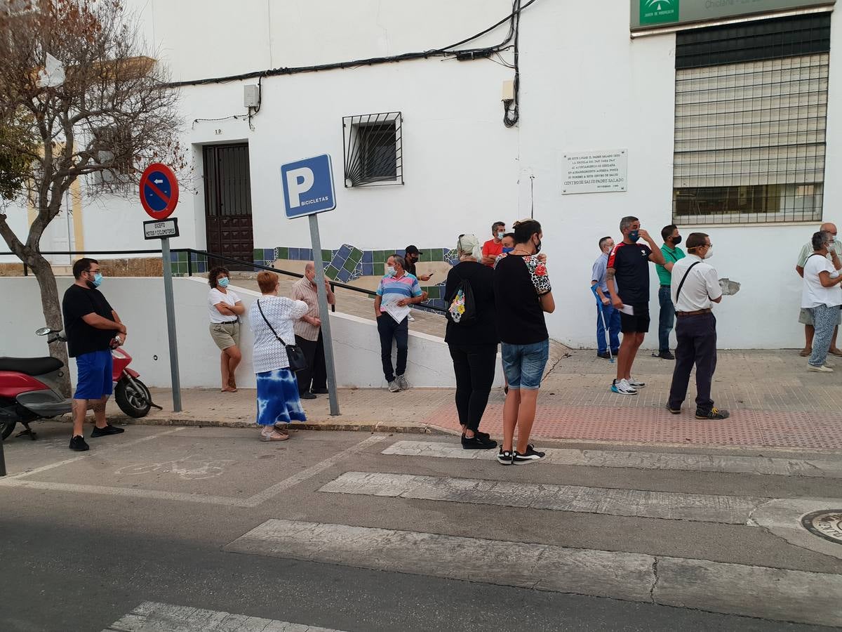 Largas colas en los Centros de Salud de Chiclana, en imágenes